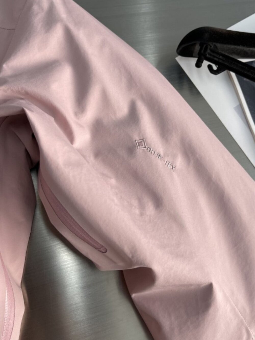 Arc'teryx Pink GORE-TEX Waterproof & Windproof Hardshell Jacket – Size S - Picture 5 of 6
